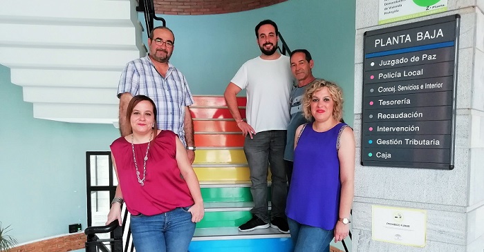 Las escaleras del Ayto. de Salobreña lucen los colores de la bandera LGTBI.jpg