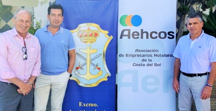 Ayuntamiento y hoteleros acuerdan aunar esfuerzos para que Nerja recupere el liderazgo turístico.jpg