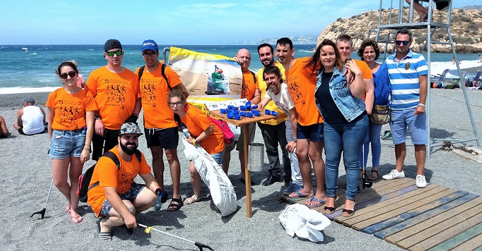 Campaña de limpieza de Aprosmo y Aprogrades en la playa de Salobreña.jpg