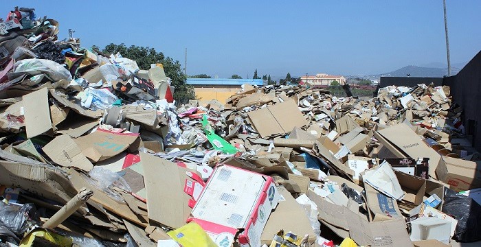 Cartones acumulados en el Ferial de Motril.jpg
