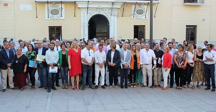 El PSOE apoya la iniciativa ciudadana para conservar los aparcamientos en la Playa de Poniente.jpg