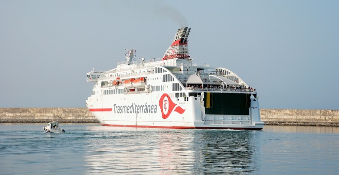 El Villa de Teror saliendo del Puerto de Motril en su primera travesía.jpg