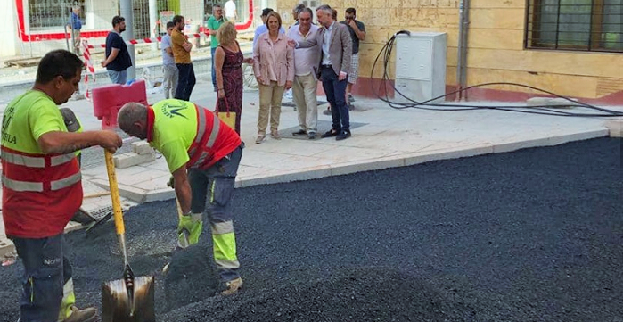 La alcaldesa visita las obras de la calle Ancha que entran en su última fase de ejecución con el asfaltado de la vía.png