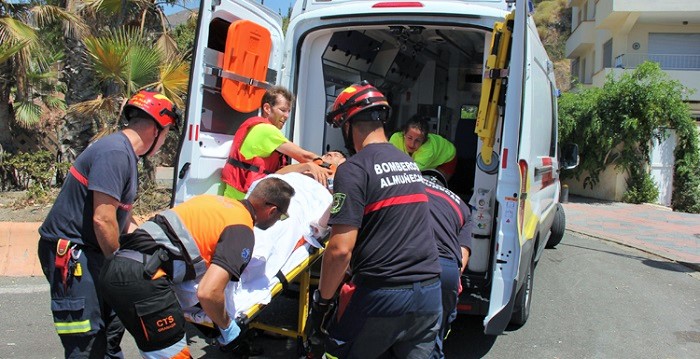 Los servicios de emergencias de Almuñécar llevan a cabo un simulacro de rescate por un ahogamiento