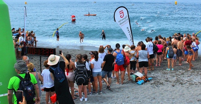 Más de 200 nadadores atraviesan las aguas de Salobreña en la 'VII Travesía a Nado del Peñón de La Caleta'.jpg