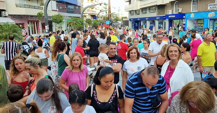 Motril disfruta de la primera jornada de 'Plazas divertidas' y se prepara para la llegada del 'Cine al Fresquito'.jpg