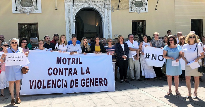 Motril se concentra en apoyo a la víctima de la violación en grupo de Manresa.jpg