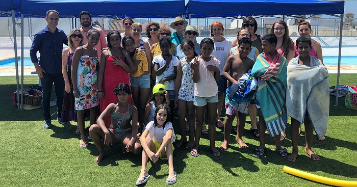 Salobreña recibe a 15 niños saharauis, que pasan una divertida mañana en la piscina municipal de Lobres.jpg