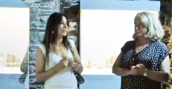 Arqueóloga municipal junto con Trinidad Herrera.jpg