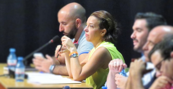 Beatriz González Orce, concejal de Ciudadanos Almuñécar en un Pleno.jpg