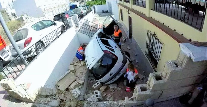 Bomberos de Almuñécar rescataron ayer a una conductora que sufrió un accidente en el barrio de Torrecuevas.jpg