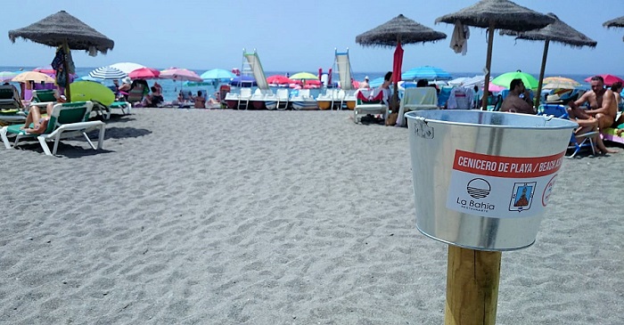 Ceniceros a lo largo de las playas de Salobreña para evitar que los bañistas tiren las colillas a la arena.jpg
