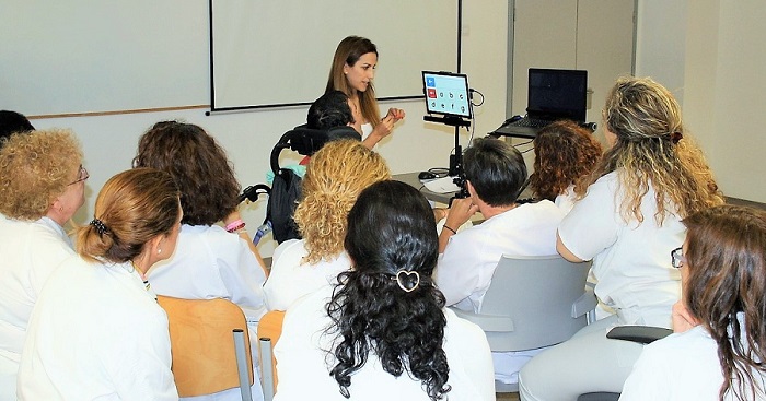 El servicio de Rehabilitación del Hospital San Cecilio emplea por primera vez un sistema de comunicación con la mirada.jpg