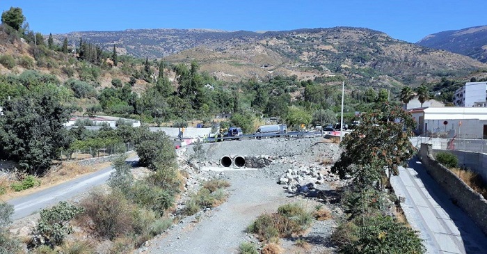 Fomento habilita un desvío provisional por la obra del puente sobre el río Chico en Órgiva.jpg