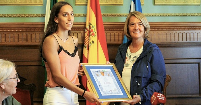 La alcaldesa de Motril recibe, en nombre de la Corporación, a la joven promesa de la natación Tamara Frías.jpg