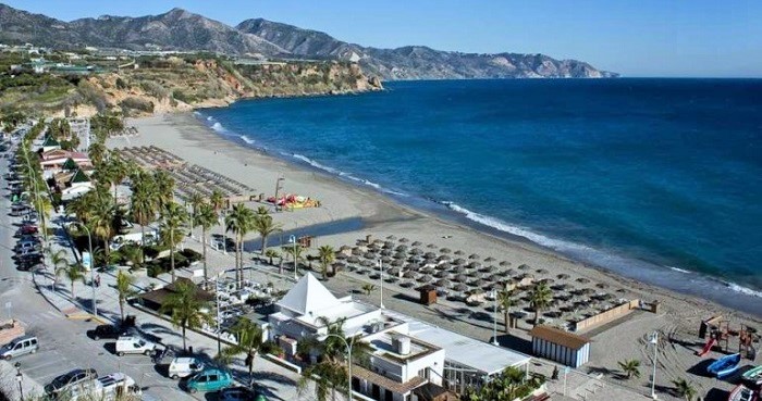 Playa de Burriana en Nerja.jpg