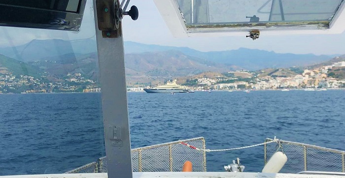 Yate Azteca en la Bahía de La Herradura.jpg