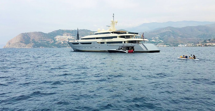 Yate Azteca en la Bahía de La Herradura.jpg