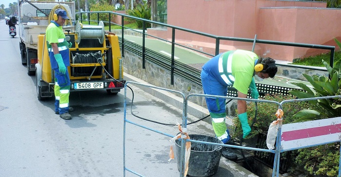 Aguas y Servicios de la Costa Tropical realiza 39.606 limpiezas de imbornales al año.jpg