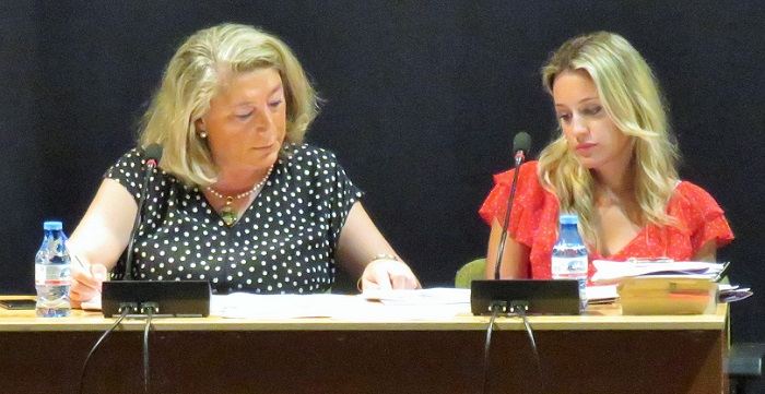 Alcaldesa y secretaria Ayuntamiento de Almuñécar.jpg