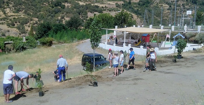 Bubión consolida su compromiso contra el cambio climático con la iniciativa ‘planta un árbol, planta futuro’.jpg