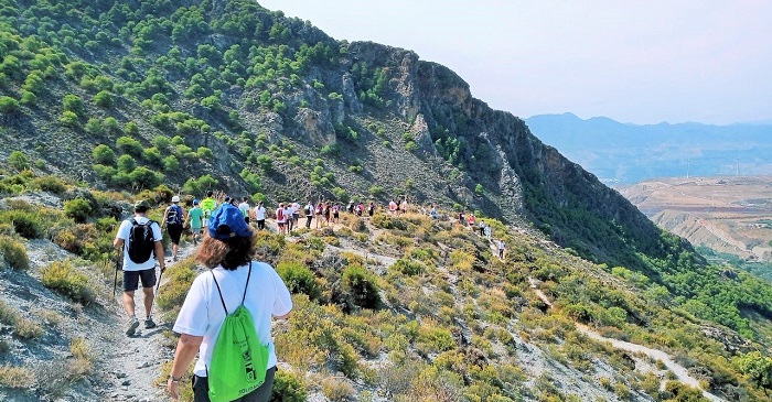 Caminando por el Valle de Lecrín para reivindicar más recursos para la investigación contra el cáncer.jpg