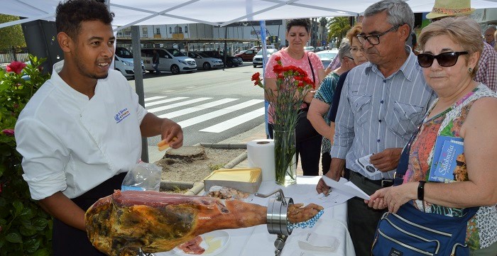 Claveles rojos y exposición fotográfica de profesionales del sector para celebrar el Día del Turismo en Salobreña.jpg