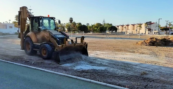 Distintas áreas municipales realizan una intervención coordinada en la acequia del camino del Gambullón.jpg