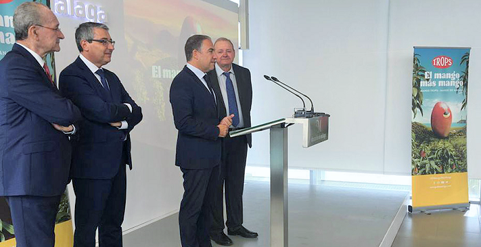 El consejero Elías Bendodo, en la presentación de la campaña de promoción del mango.png