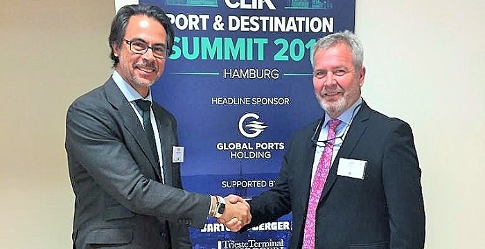 El presidente del Puerto de Motril (derecha) saluda al presidente de CLIA España, Alfredo Serrano.jpg