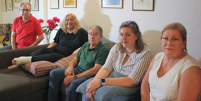 Flor Almón, el concejal PSOE Francisco Ruiz, el marido, la hermana y la compañera de comparsa de María Adela Muñoz presentan iniciativa para homenajearla.jpg