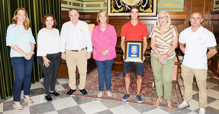 La alcaldesa de Motril, Luisa García Chamorro, recibe al deportista de élite Alberto Mingorance Fernández.jpg