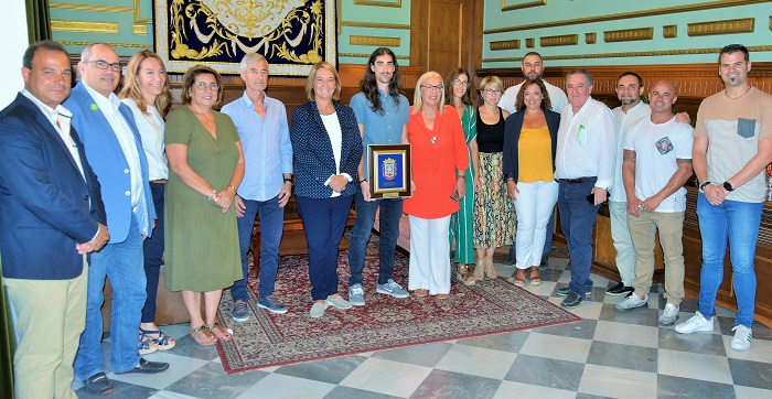 La alcaldesa de Motril recibe, en nombre de la Corporación, al velocista motrileño Javier Martín Estévez.jpg