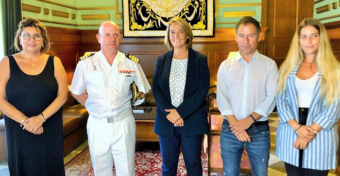 La alcaldesa recibe a Víctor Manuel Garay y destaca la excelente relación entre Motril y la Comandancia Naval