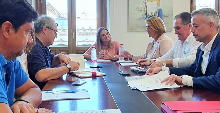 La Junta y el Ayto. de Motril acercan posturas y definen las líneas básicas de actuación para esta legislatura.jpg