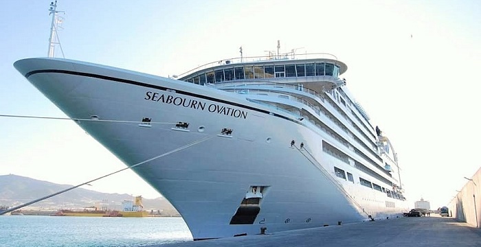 Atraca en Motril el Seabourn Ovation, uno de los cruceros más lujosos y caros de la temporada.jpg