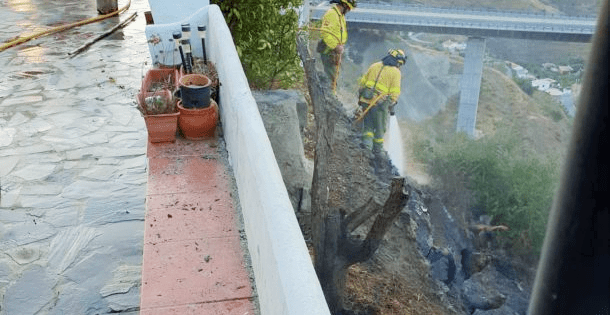 Bomberos de Almuñécar sofocan un incendio en la Cuesta de las Golondrinas.png