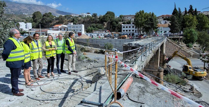 Comienza el derribo del tablero del puente de Órgiva para reconstruirlo.jpg