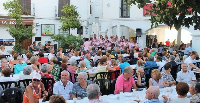 Con el tradicional homenaje a los mayores se inician en Salobreña las Fiestas del Rosario.jpg