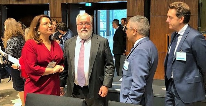 Crespo y Arias Cañete coinciden en la importancia de “hacer frente común” para intentar evitar nuevos aranceles.jpg