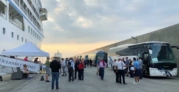 El crucerista estadounidense representa casi el 50% del total de pasajeros esta temporada en Motril.jpg