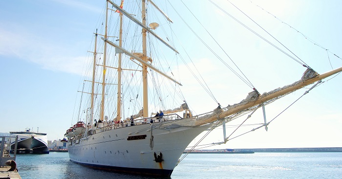 El velero Star Flyer, atracando en el Puerto de Motril.jpg