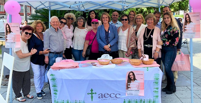 La alcaldesa de Motril alaba la labor de los voluntarios de la AECC con las mujeres afectadas por cáncer de mama.jpg