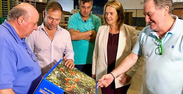 La alcaldesa de Motril visita Maquifrut.jpg