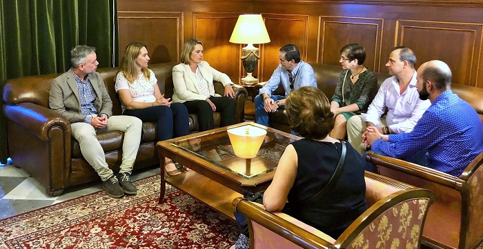 La alcaldesa recibe al Hermano Mayor de la Cofradía del Santo Sepulcro y Nuestra Señora de los Dolores.jpg