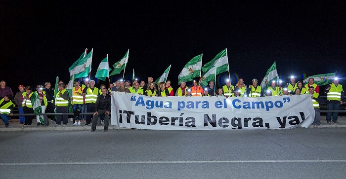 Los regantes exigen el inicio de las obras de la 'tubería negra'.jpg