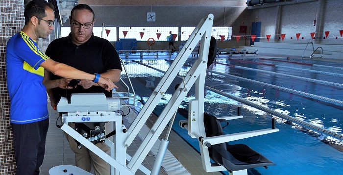 Nueva silla adaptada para ayudar a las personas con diversidad funcional en la piscina municipal de Salobreña.jpg