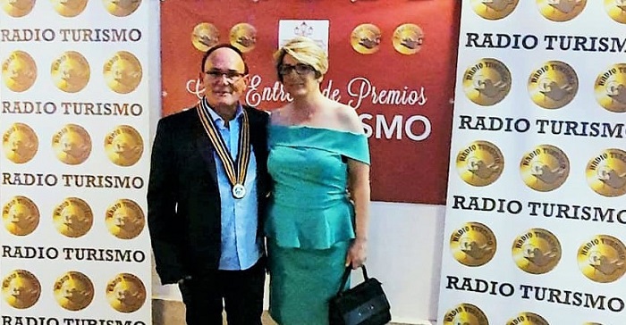 Nuevo reconocimiento al Chiringuito Emilio de Salobreña en la gala de premios de Radio Turismo.jpg