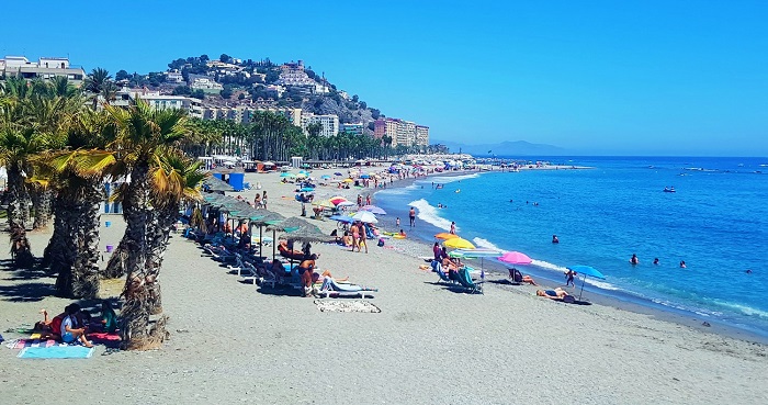 Playa de Puerta del Mar de Almuñécar en octubre