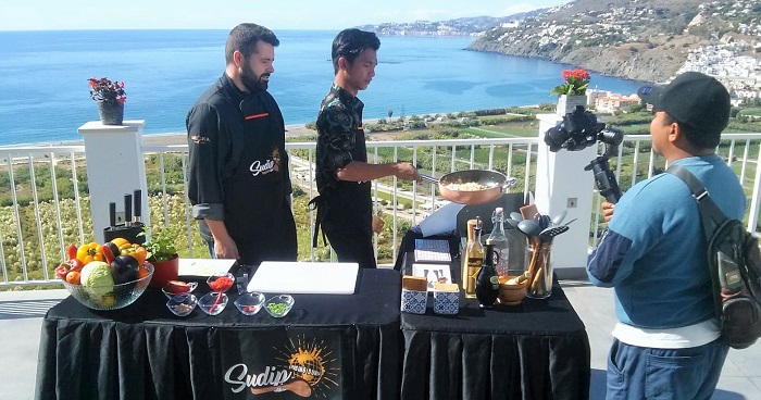 Radio Televisyen Malaysia graba un reportaje sobre Salobreña.jpg